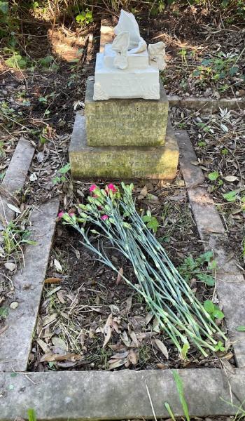 Image of the headstone for Elaine Clarke