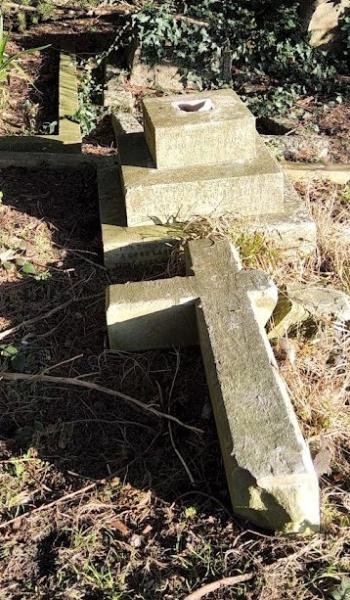 Image of headstone for Richard Danielle Bainbridge