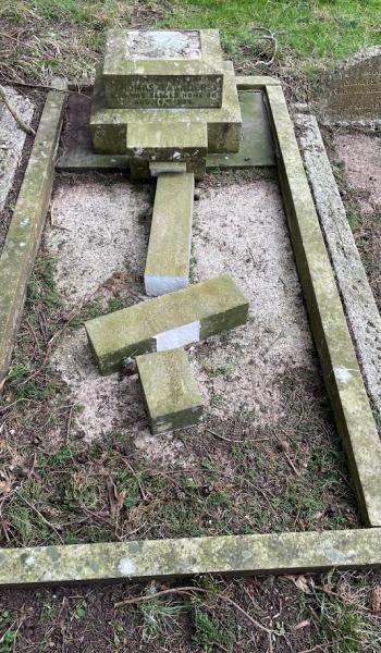 Image of headstone for Thomas Saunders